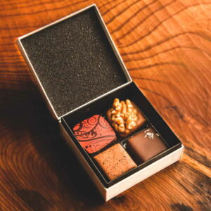 ボンボンショコラ（4個入り）チョコレート ギフト お菓子 お取り寄せグルメ 内祝い 出産祝い 誕生日 お中元 お歳暮 母の日 父の日 スイーツ プレゼント 贈り物 東京土産 デカダンスドュショコラ decadence du chocolat