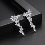 【送料無料 10日返品/3ヶ月修理保証】 プチプラ ピアス 両耳用 レディース キュービックジルコニア 真鍮 ホワイト シルバー スタッド ぶら下がり ロング 上品 エレガント 大きめ 大ぶり きれいめ モチーフ リーフ e18120819