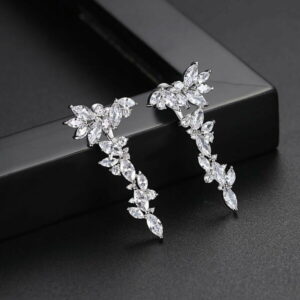 【送料無料 10日返品/3ヶ月修理保証】 プチプラ ピアス 両耳用 レディース キュービックジルコニア 真鍮 ホワイト シルバー スタッド ぶら下がり ロング 上品 エレガント 大きめ 大ぶり きれいめ モチーフ リーフ e18120819