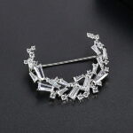 【送料無料 10日返品/3ヶ月修理保証】 プチプラ ブローチ レディース キュービックジルコニア 真鍮 ホワイト シルバー 大人気 上品 エレガント おしゃれ 可愛い かわいい モチーフ 月 ムーン moon 重ね付け レリーフ x190406