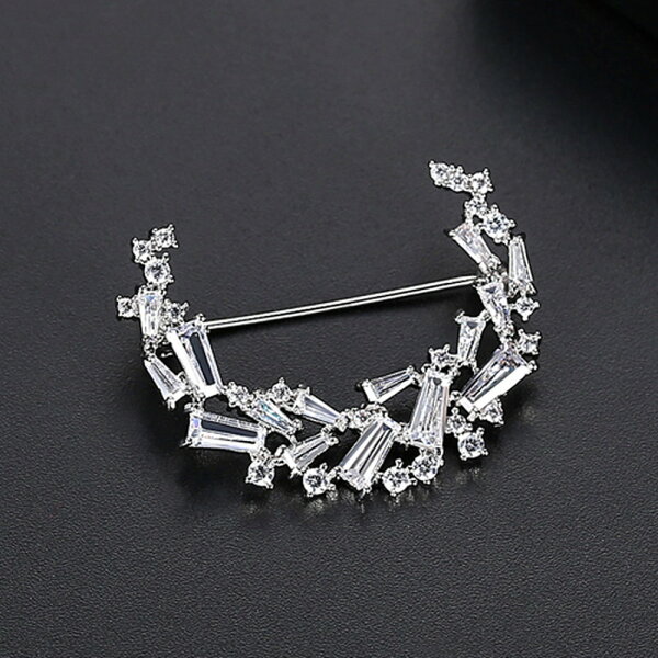 【送料無料 10日返品/3ヶ月修理保証】 プチプラ ブローチ レディース キュービックジルコニア 真鍮 ホワイト シルバー 大人気 上品 エレガント おしゃれ 可愛い かわいい モチーフ 月 ムーン moon 重ね付け レリーフ x190406