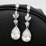 【送料無料 10日返品/3ヶ月修理保証】 プチプラ ピアス 両耳用 レディース キュービックジルコニア ホワイト 真鍮 シルバー スタッド ペア ドロップ 大粒 3本爪 揺れる ゆれる ぶら下がり エレガント 大きめ 大ぶり e13122202