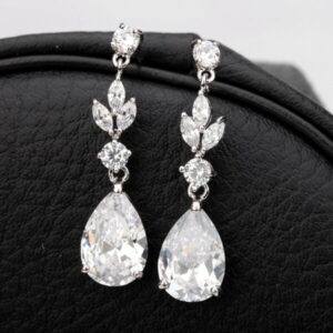 【送料無料 10日返品/3ヶ月修理保証】 プチプラ ピアス 両耳用 レディース キュービックジルコニア ホワイト 真鍮 シルバー スタッド ペア ドロップ 大粒 3本爪 揺れる ゆれる ぶら下がり エレガント 大きめ 大ぶり e13122202