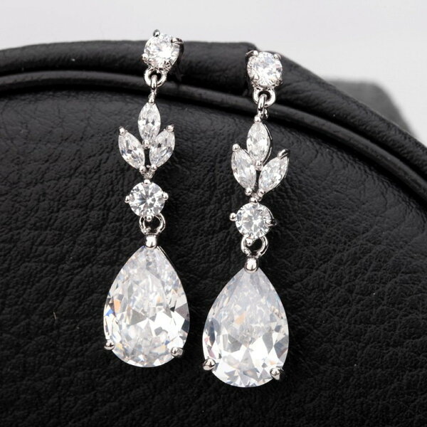 【送料無料 10日返品/3ヶ月修理保証】 プチプラ ピアス 両耳用 レディース キュービックジルコニア ホワイト 真鍮 シルバー スタッド ペア ドロップ 大粒 3本爪 揺れる ゆれる ぶら下がり エレガント 大きめ 大ぶり e13122202